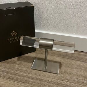 Kendra Scott Acrylic T-Bar Bracelet Stand